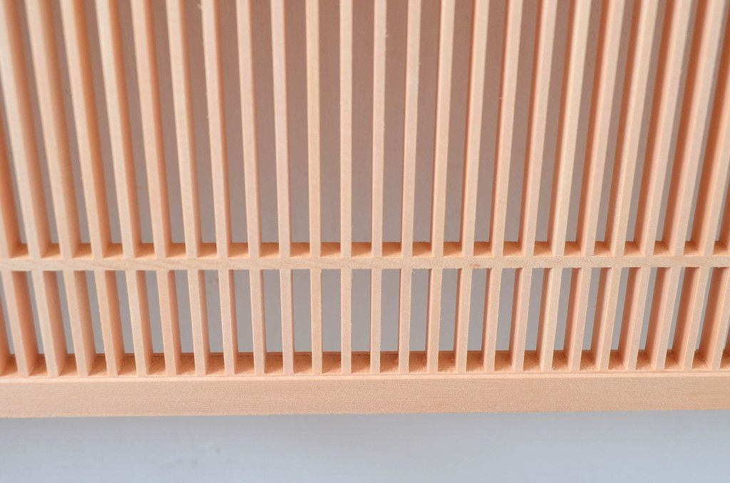 新古　未使用建具　枠(框)なし　細かな縦格子が美しい筬欄間2枚セット　(R-080573)