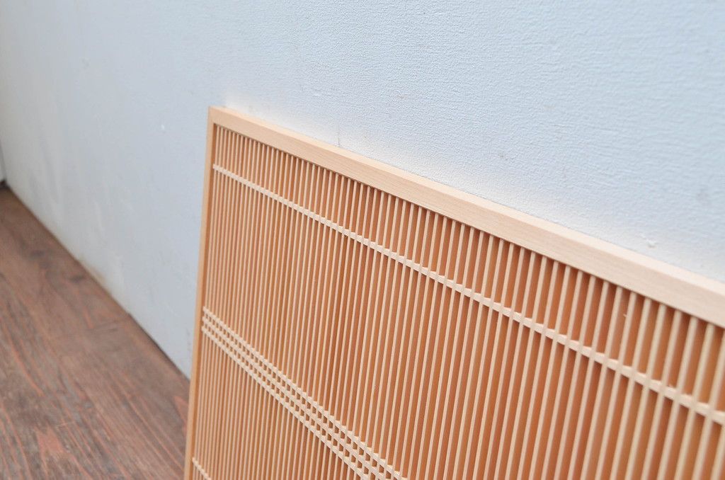 新古　未使用建具　枠(框)なし　細かな縦格子が美しい筬欄間2枚セット　(R-080573)