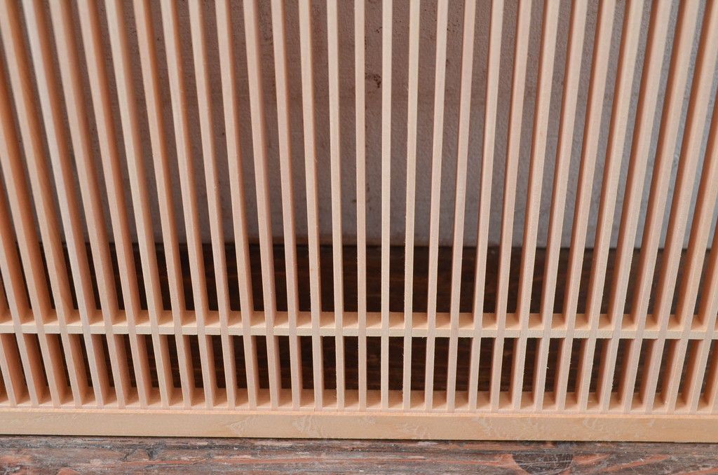 新古　未使用建具　枠(框)なし　細かな縦格子が美しい筬欄間2枚セット　(R-080573)