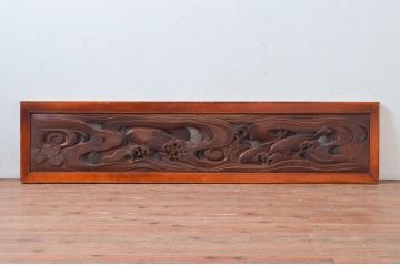 アンティーク建具　希少デザイン!!　欅(ケヤキ)材　ヒノキ枠　奔流に鯉の図柄が目を惹かれる両面彫刻欄間1枚(明かり取り、明り取り)(R-080577)
