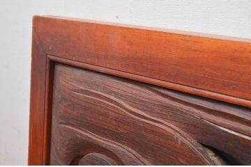 アンティーク建具　希少デザイン!!　欅(ケヤキ)材　ヒノキ枠　奔流に鯉の図柄が目を惹かれる両面彫刻欄間1枚(明かり取り、明り取り)(R-080577)