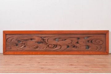 アンティーク建具　希少デザイン!!　欅(ケヤキ)材　ヒノキ枠　奔流に鯉の図柄が目を惹かれる両面彫刻欄間1枚(明かり取り、明り取り)(R-080577)