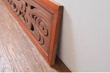 アンティーク建具　希少デザイン!!　欅(ケヤキ)材　ヒノキ枠　奔流に鯉の図柄が目を惹かれる両面彫刻欄間1枚(明かり取り、明り取り)(R-080577)