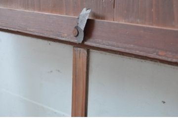 アンティーク建具　レトロなデザインのガラス帯の扉1枚(ドア、板戸、ガラス戸、木製扉、建具)(R-080588)