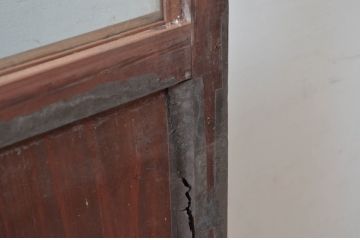 アンティーク建具　レトロなデザインのガラス帯の扉1枚(ドア、板戸、ガラス戸、木製扉、建具)(R-080588)