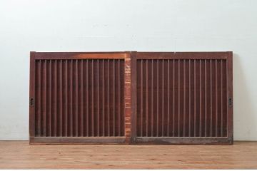 アンティーク建具　縦格子入り　和モダンな空間づくりにぴったりの板戸窓2枚セット(格子戸、引き戸)(R-080590)