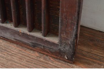 アンティーク建具　縦格子入り　和モダンな空間づくりにぴったりの板戸窓2枚セット(格子戸、引き戸)(R-080590)