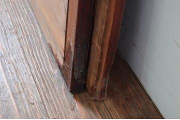 アンティーク建具　縦格子入り　和モダンな空間づくりにぴったりの板戸窓2枚セット(格子戸、引き戸)(R-080590)