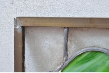 ジャンク品　和製ビンテージ　カラフルな色合いが可愛らしい草花デザインのステンドグラス1枚(明り取り、明かり取り、窓、建具、ヴィンテージ)(R-080592)