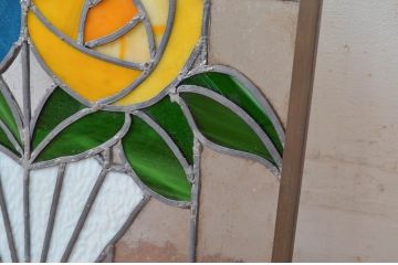ジャンク品　和製ビンテージ　カラフルな色合いが可愛らしい草花デザインのステンドグラス1枚(明り取り、明かり取り、窓、建具、ヴィンテージ)(R-080592)