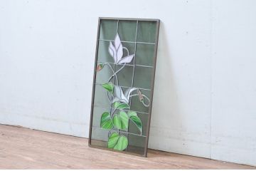 ジャンク品　和製ビンテージ　鮮やかな葉のグリーンが映える可憐な花のステンドグラス1枚(明り取り、明かり取り、窓、建具、ヴィンテージ)(R-080593)
