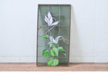 ジャンク品　和製ビンテージ　鮮やかな葉のグリーンが映える可憐な花のステンドグラス1枚(明り取り、明かり取り、窓、建具、ヴィンテージ)(R-080593)