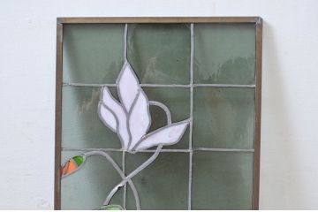 ジャンク品　和製ビンテージ　鮮やかな葉のグリーンが映える可憐な花のステンドグラス1枚(明り取り、明かり取り、窓、建具、ヴィンテージ)(R-080593)