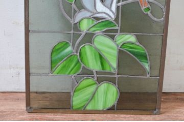 ジャンク品　和製ビンテージ　鮮やかな葉のグリーンが映える可憐な花のステンドグラス1枚(明り取り、明かり取り、窓、建具、ヴィンテージ)(R-080593)