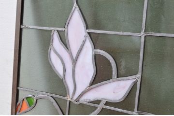 ジャンク品　和製ビンテージ　鮮やかな葉のグリーンが映える可憐な花のステンドグラス1枚(明り取り、明かり取り、窓、建具、ヴィンテージ)(R-080593)