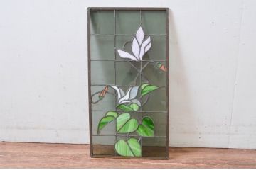 ジャンク品　和製ビンテージ　鮮やかな葉のグリーンが映える可憐な花のステンドグラス1枚(明り取り、明かり取り、窓、建具、ヴィンテージ)(R-080593)