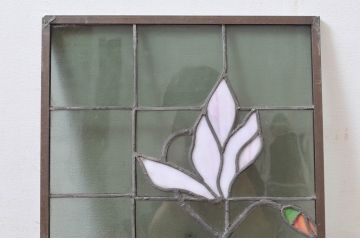 ジャンク品　和製ビンテージ　鮮やかな葉のグリーンが映える可憐な花のステンドグラス1枚(明り取り、明かり取り、窓、建具、ヴィンテージ)(R-080593)