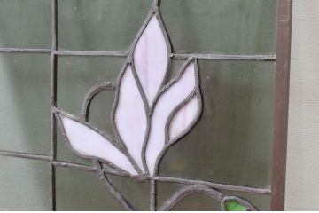 ジャンク品　和製ビンテージ　鮮やかな葉のグリーンが映える可憐な花のステンドグラス1枚(明り取り、明かり取り、窓、建具、ヴィンテージ)(R-080593)