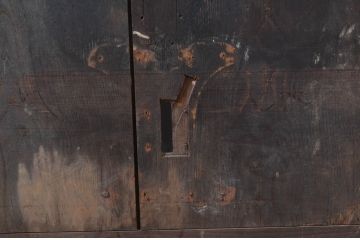 ジャンク品　アンティーク建具　栗材　松材　時を経た風合いが楽しめる蔵戸1枚(引き戸、玄関戸、建具)(R-080594)