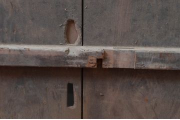 ジャンク品　アンティーク建具　栗材　松材　時を経た風合いが楽しめる蔵戸1枚(引き戸、玄関戸、建具)(R-080594)