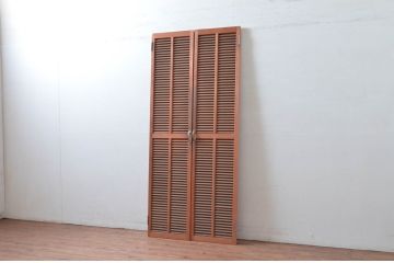 ビンテージ建具　木の温もり感じるルーバー扉1対2枚セット(雨戸、木製、ヴィンテージ)(R-080595)