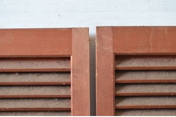 ビンテージ建具　木の温もり感じるルーバー扉1対2枚セット(雨戸、木製、ヴィンテージ)(R-080595)