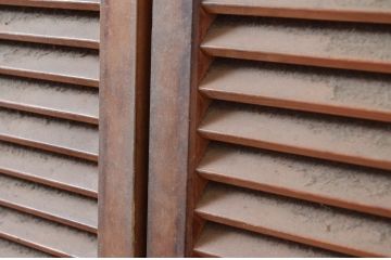 ビンテージ建具　木の温もり感じるルーバー扉1対2枚セット(雨戸、木製、ヴィンテージ)(R-080595)