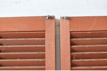 ビンテージ建具　木の温もり感じるルーバー扉1対2枚セット(雨戸、木製、ヴィンテージ)(R-080595)