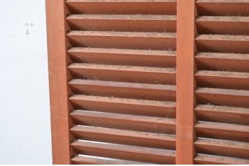 ビンテージ建具　木の温もり感じるルーバー扉1対2枚セット(雨戸、木製、ヴィンテージ)(R-080595)
