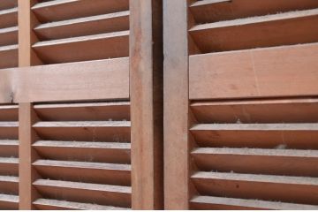 ビンテージ建具　木の温もり感じるルーバー扉1対2枚セット(雨戸、木製、ヴィンテージ)(R-080595)