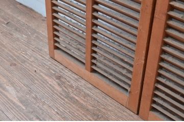ビンテージ建具　木の温もり感じるルーバー扉1対2枚セット(雨戸、木製、ヴィンテージ)(R-080595)