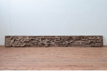 アンティーク建具　特大!　幅256cm　総欅(ケヤキ)材　躍動感ある鶯(ウグイス)と梅の図柄が目を惹く彫刻欄間(明り取り、明かり取り)(R-080600)