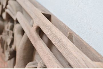 アンティーク建具　特大!　幅256cm　総欅(ケヤキ)材　躍動感ある鶯(ウグイス)と梅の図柄が目を惹く彫刻欄間(明り取り、明かり取り)(R-080600)
