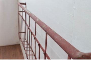アンティーク建具　ペイント仕上げ限定　経年を感じさせるレトロな面格子(フェンス、窓柵、仕切り)(R-080601)