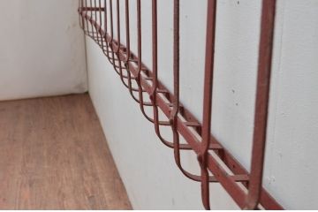 アンティーク建具　ペイント仕上げ限定　経年を感じさせるレトロな面格子(フェンス、窓柵、仕切り)(R-080601)