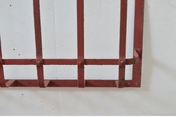 アンティーク建具　ペイント仕上げ限定　経年を感じさせるレトロな面格子(フェンス、窓柵、仕切り)(R-080601)