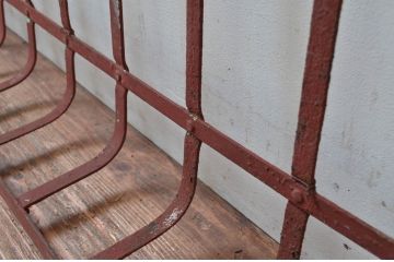 アンティーク建具　ペイント仕上げ限定　経年を感じさせるレトロな面格子(フェンス、窓柵、仕切り)(R-080601)