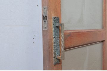 ビンテージ建具　どこか懐かしい雰囲気を感じるレトロな扉1枚(ガラス扉、木製ドア、建具)(R-080602)