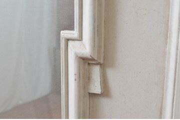 フランスアンティーク　ペイント　彫刻入り　クラシカルで上品な雰囲気のフレンチウォールミラー(姿見、壁掛け鏡、店舗什器)(R-080606)