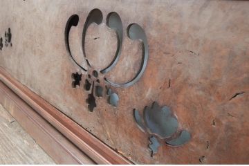 アンティーク建具　欅(ケヤキ)材　玉杢　一枚板　透かし彫りのデザインが情緒ある和の雰囲気作りにおすすめな欄間1枚(明かり取り、明り取り)(R-080610)