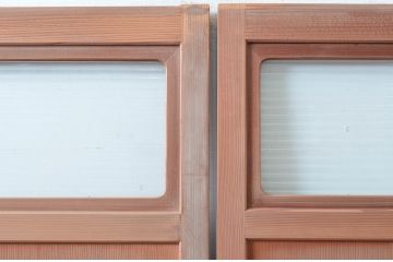 アンティーク建具　上手物!!　杉材柾目　モールガラス入り!古い数寄屋の狐格子が魅力的な板戸2枚セット(きつね格子、引き戸、ガラス戸、建具)(R-080635)