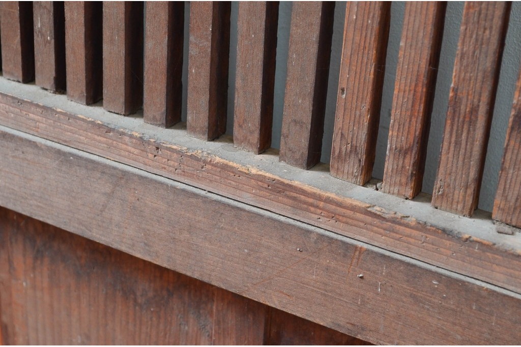 和製アンティーク　明治から大正期　細やかな縦格子の趣ある蔵戸1枚　(R-080645)