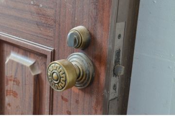 ビンテージ建具　ペイント仕上げ限定　金属製　どこか懐かしい雰囲気を感じるレトロなドア1枚(扉、木製ドア、ヴィンテージ)(R-080653)