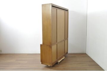 中古　カリモク家具(karimoku)　domani(ドマーニ)　Morganton(モーガントン)　希少なライトコニャック色　スタイリッシュな佇まいのカップボード(キャビネット、食器棚、収納棚、戸棚、飾り棚、陳列棚)(定価約130万円)(R-080665)