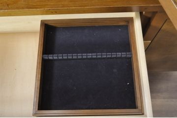 中古　カリモク家具(karimoku)　domani(ドマーニ)　Morganton(モーガントン)　希少なライトコニャック色　スタイリッシュな佇まいのカップボード(キャビネット、食器棚、収納棚、戸棚、飾り棚、陳列棚)(定価約130万円)(R-080665)