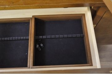 中古　カリモク家具(karimoku)　domani(ドマーニ)　Morganton(モーガントン)　希少なライトコニャック色　スタイリッシュな佇まいのカップボード(キャビネット、食器棚、収納棚、戸棚、飾り棚、陳列棚)(定価約130万円)(R-080665)