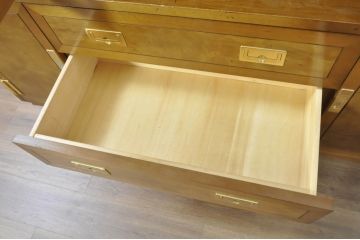 中古　カリモク家具(karimoku)　domani(ドマーニ)　Morganton(モーガントン)　希少なライトコニャック色　スタイリッシュな佇まいのカップボード(キャビネット、食器棚、収納棚、戸棚、飾り棚、陳列棚)(定価約130万円)(R-080665)