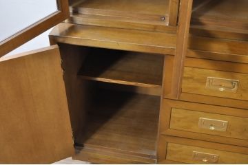 中古　カリモク家具(karimoku)　domani(ドマーニ)　Morganton(モーガントン)　希少なライトコニャック色　スタイリッシュな佇まいのカップボード(キャビネット、食器棚、収納棚、戸棚、飾り棚、陳列棚)(定価約130万円)(R-080665)