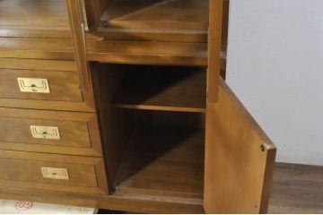 中古　カリモク家具(karimoku)　domani(ドマーニ)　Morganton(モーガントン)　希少なライトコニャック色　スタイリッシュな佇まいのカップボード(キャビネット、食器棚、収納棚、戸棚、飾り棚、陳列棚)(定価約130万円)(R-080665)
