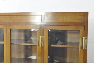 中古　カリモク家具(karimoku)　domani(ドマーニ)　Morganton(モーガントン)　希少なライトコニャック色　スタイリッシュな佇まいのカップボード(キャビネット、食器棚、収納棚、戸棚、飾り棚、陳列棚)(定価約130万円)(R-080665)